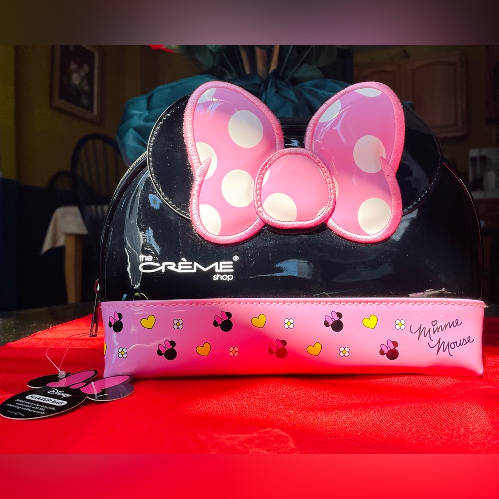 Minnie Mouse cosmetic bag💕🍒